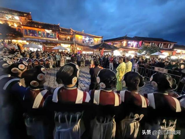 丽江古城夜狂欢！四方街篝火打跳每晚都有 阿老阿奶带跳太有氛围了