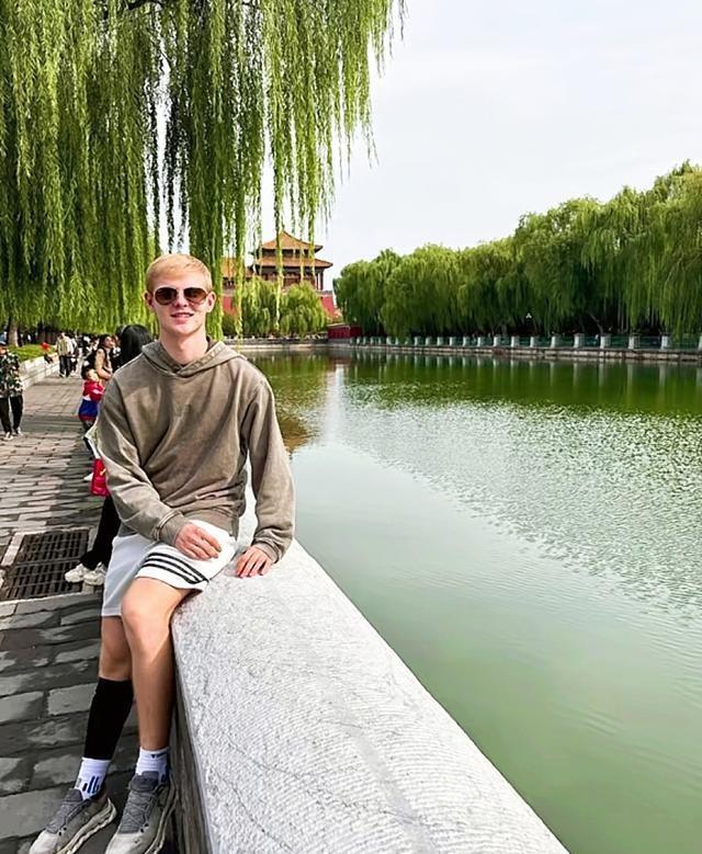 小勒布伦发微博，不仅晒了王楚钦的合照，还提到了了不起的他们