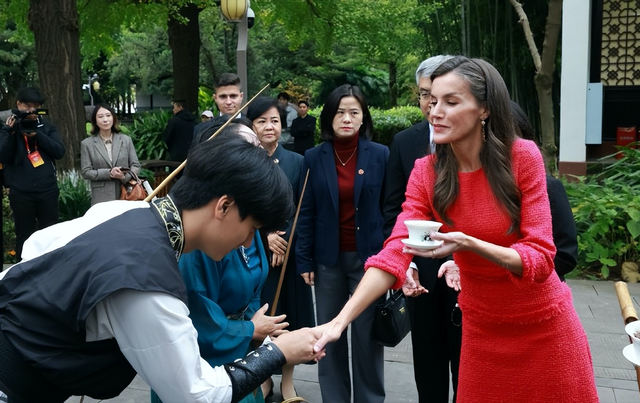 被西班牙王后惊艳了！4天6套Look，从成都美到北京