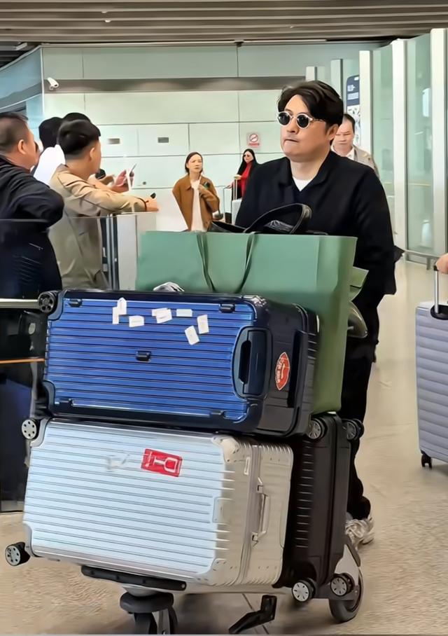 李湘胖成洪晃，穿一身红气场全开，前夫忙前忙后秒变小跟班！