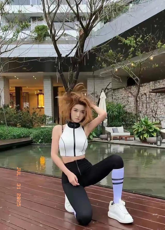 聂小雨瑜伽裤拉链设计绝了！开合间全是时尚感，韵味太独特
