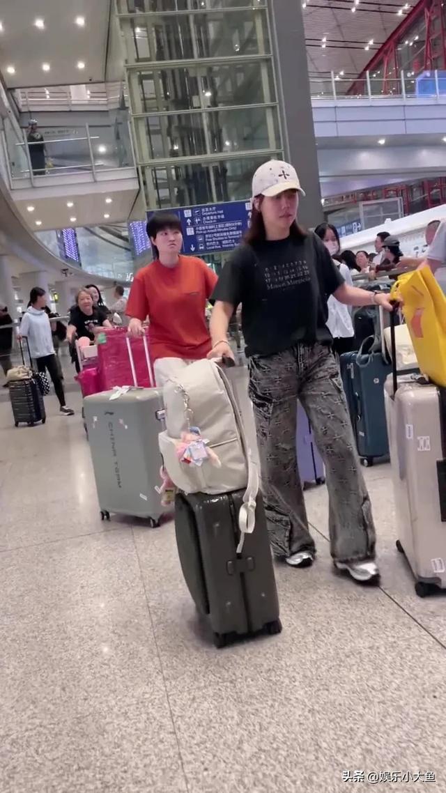陈幸同结束横滨赛已抵达北京机场路透，穿黑色短袖又酷又飒！