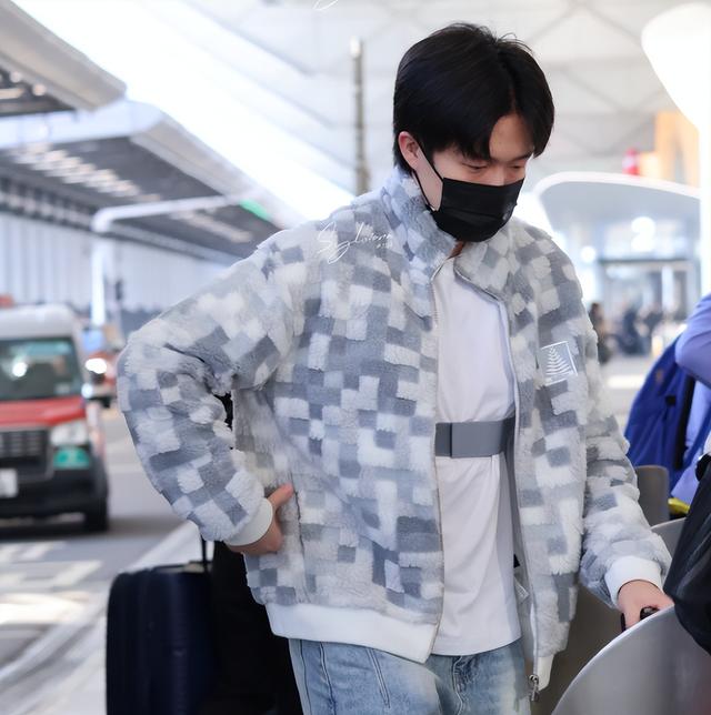 王楚钦戴背部护具落地北京！登上日本杂志封面 乒超总决赛出战存疑