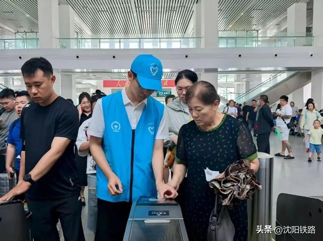 金秋赏枫，乘火车共赴秋日浪漫之约