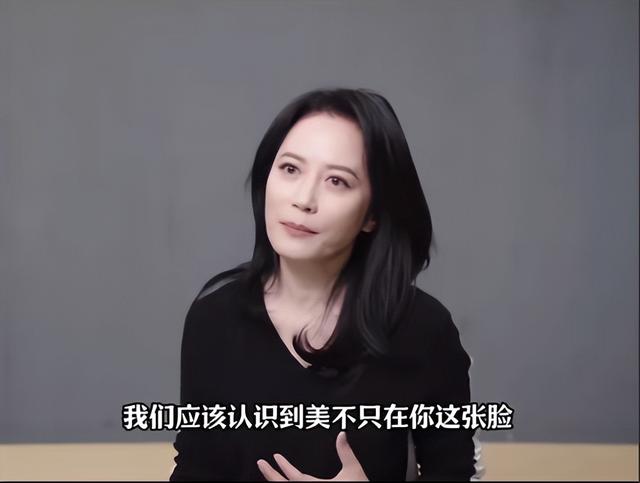 至今未婚未育，身边却有男人陪了近 20 年！54 岁的她才是人间清醒