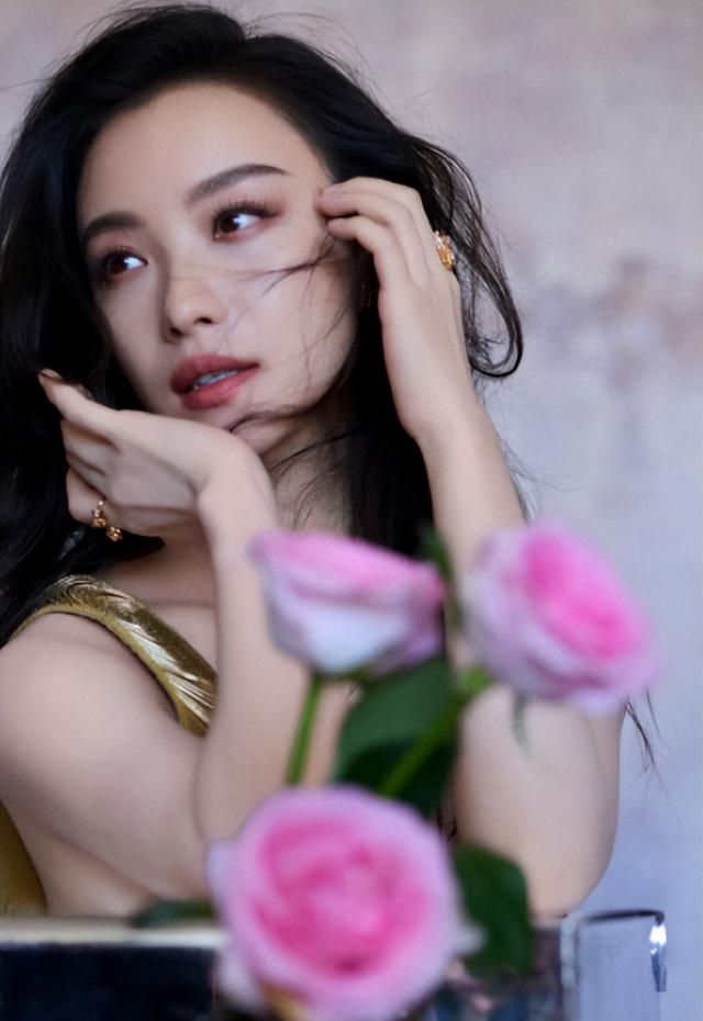 37岁倪妮晒照过圣诞，一细节暴露真实现状，难怪当初看不上冯绍峰