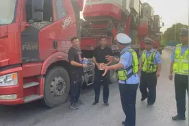 免费洗衣、洗澡，提供茶水、药品，商丘高速交警为过境“麦客”提供暖心“套餐”| 老家割麦了图片
