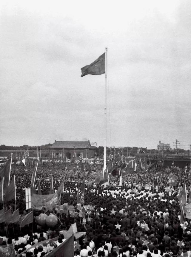 看完阅兵发现，天安门旗台下有台空调，哨兵又享受不到，给谁用？