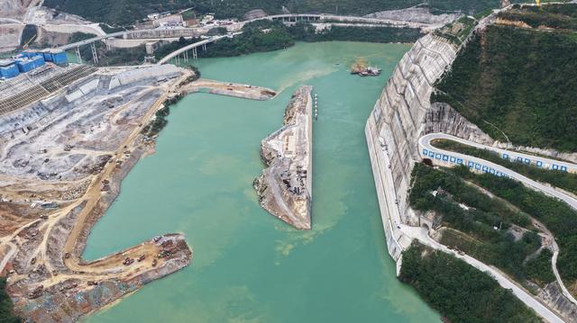 武隆：乌江白马航电枢纽二期围堰截流忙