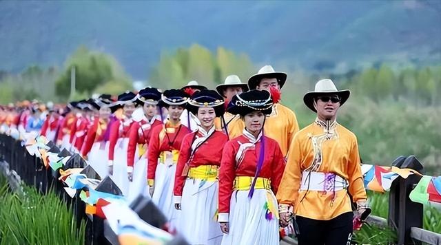 真正的女儿国：男不娶女不嫁，相中就晚上爬窗户，孩子扔给舅舅养