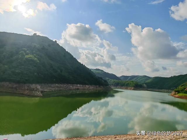 山因水而灵秀，水因山而妩媚。