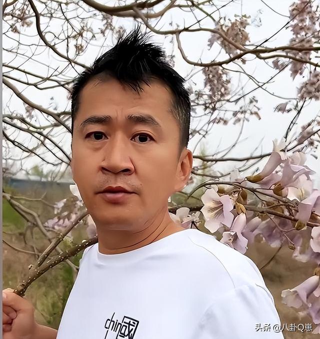 5位过气明星回归农村生活，摆摊种地养猪，如今风光不再却很踏实