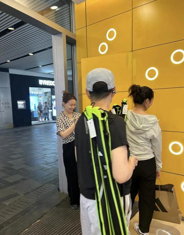65岁宋丹丹在商场健身，瘦脱相了，体脂率好低，穿运动服英姿飒爽
