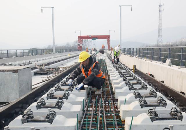 为啥火车轨道要铺设碎石子，而高铁轨道却不用铺呢？有啥科学解释