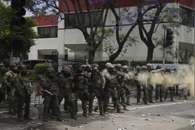 洛杉矶抗议者合围执法者，开启“美国乱世”图片