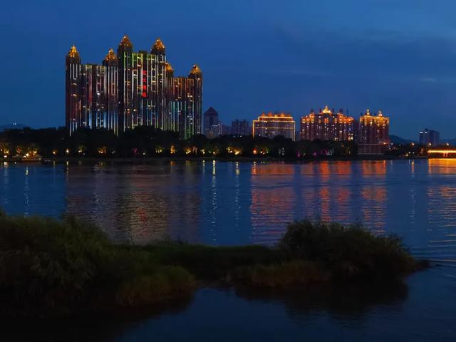 美轮美奂的吉林松花江畔夜景