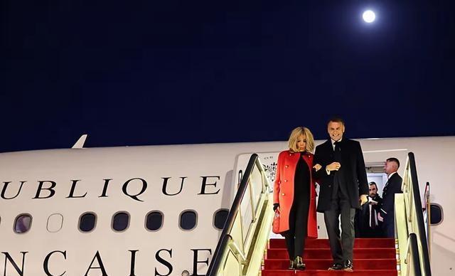 好美啊！72岁法国第一夫人北京惊艳亮相！低温却红大衣露腰！