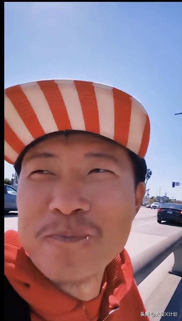 捧着甜甜圈、高呼我爱美国的王伟恒，如今成过街老鼠自作自受