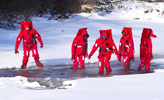 内蒙古呼伦贝尔：冰浮，不一样的冰雪体验