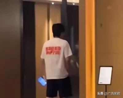 赛场两人萌态百出！王楚钦痒到直挠，孙颖莎表情杀圈粉无数