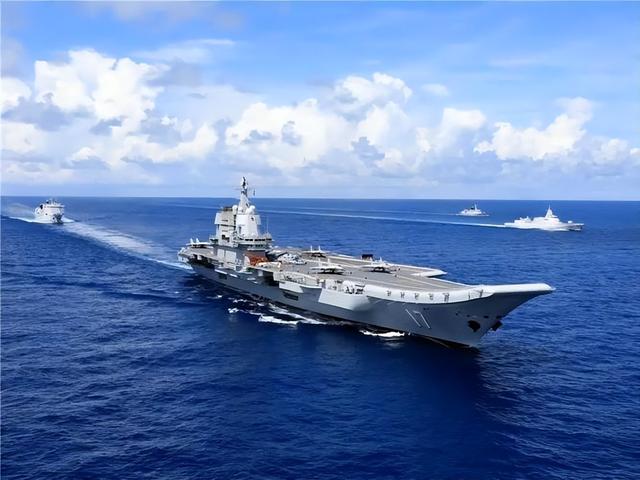 双航母惊喜同框！解放军被曝在第一岛链憋大招，主动出击一箭三雕