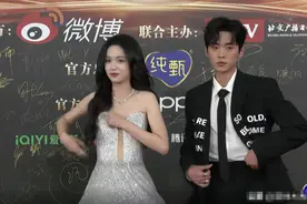 礼服崩开、险些走光、垫假屁股，北京这一夜，明星红毯尴尬到极点图片