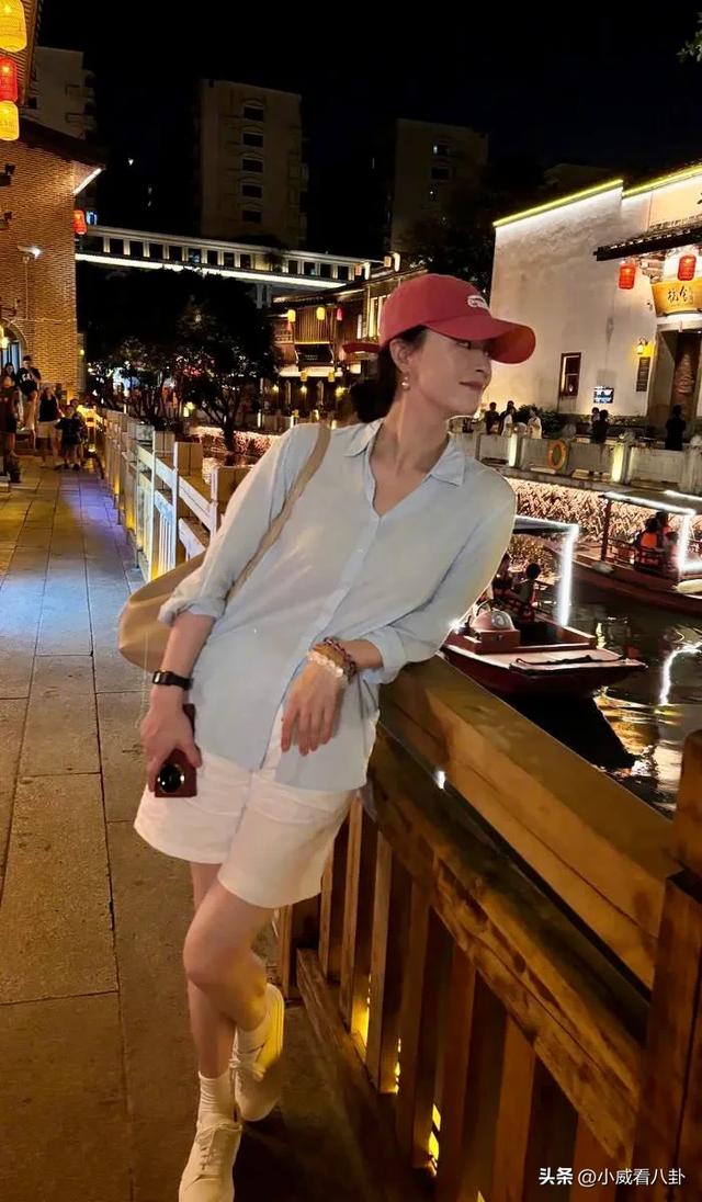 42岁蒋欣生活照瘦成“纸片人”，大热天美美出游，筷子腿抢镜！