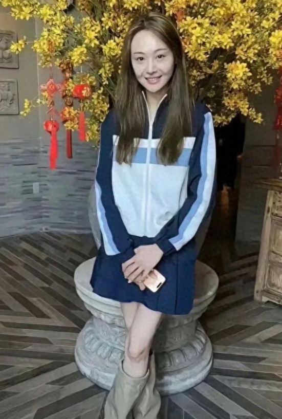 35岁郑爽近照曝光！形象管理失败，彻底成了素人，在美日子舒坦了