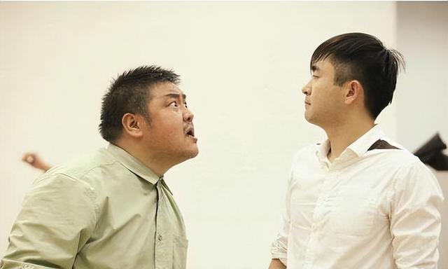 男子回家发现窗外被恶邻装了4台空调，邻居：敢拆就闹个鸡犬不宁