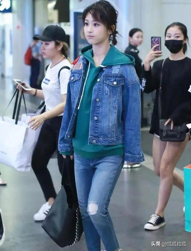 别眨眼！女星穿紧身牛仔裤狂炫身材，细腰翘臀的暴击谁顶得住