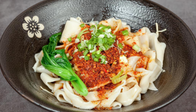 大量四川人涌入陕西彬州市，专找路边60多岁大爷打探，明显是在