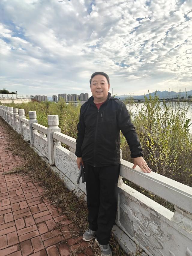 与宣化原579团老战友唐顺义边走边聊，从万柳小桥走到冰雪大世界