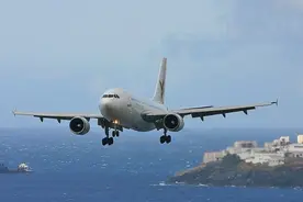 09年，也门客机坠海，2小时后救援人员发现：有小孩在残骸中扑腾图片