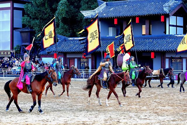 战马嘶风处:三英战吕布的三十年武魂