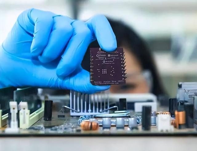 日本：再不阻止，很快中国就能把芯片干到当年和DVD一样的白菜价