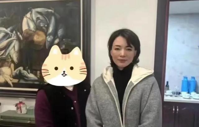 董卿与儿子现身南通,体态不错气色好,一点不像奔五的人