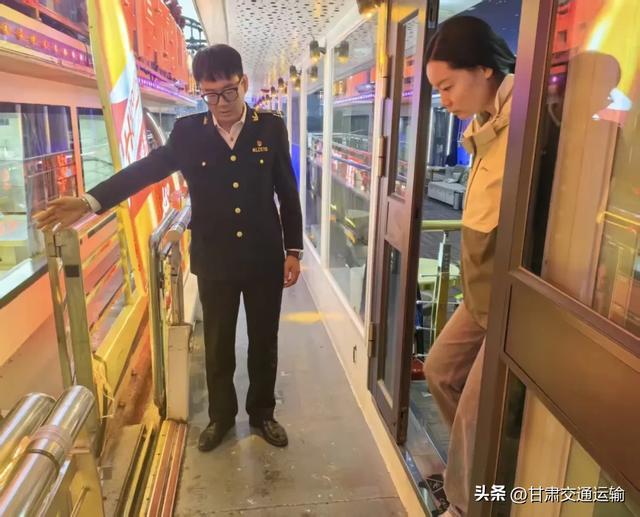 夜游黄河船如织 服务暖心客自来——兰州国庆水上旅游人气旺体验佳