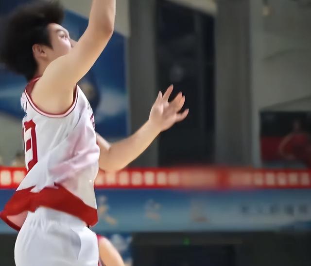 王艳晒19岁儿子近照，球球已经比妈妈高出半个头，长得像妈颜值高