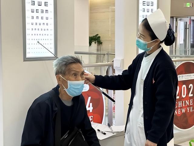 视力模糊，不一定就是白内障，真正的白内障是这3个样子！