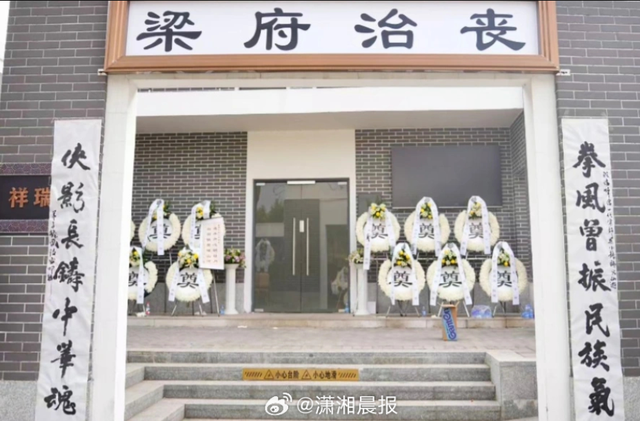 一场追悼会	，戳穿了梁小龙在香港的真实地位，原来成龙没说谎！