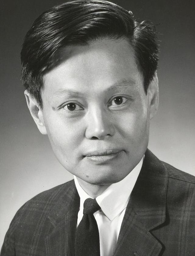 杨振宁身覆国旗，翁帆是家属代表站第一位，重量级好友也到场悼念