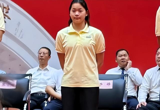全红婵遭身材学历质疑，郭晶晶当年也这样？优秀者都懂坚守