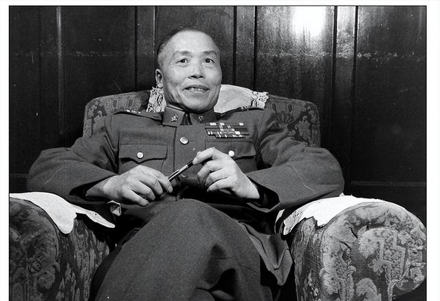 1966年75岁李宗仁和27岁妻子在寓所合影，相差近五十岁，恩爱无比