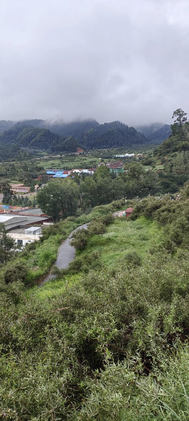 马蹄寺千佛洞旅游文化景区。