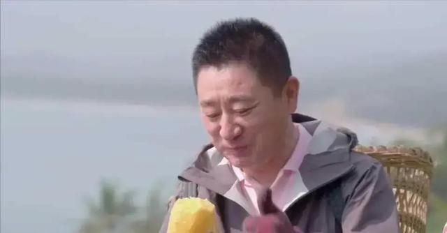 他是央视金牌主持人，57岁才结婚，娶北师大教授，气质高贵还漂亮