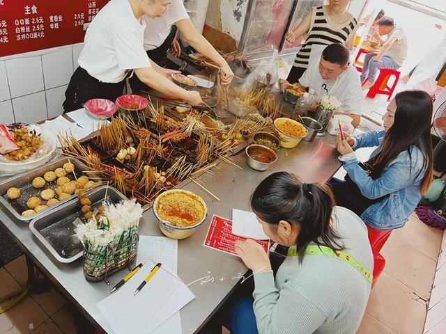 打卡南昌老字号水煮店，游客却懵了：这和麻辣烫究竟有啥不一样？