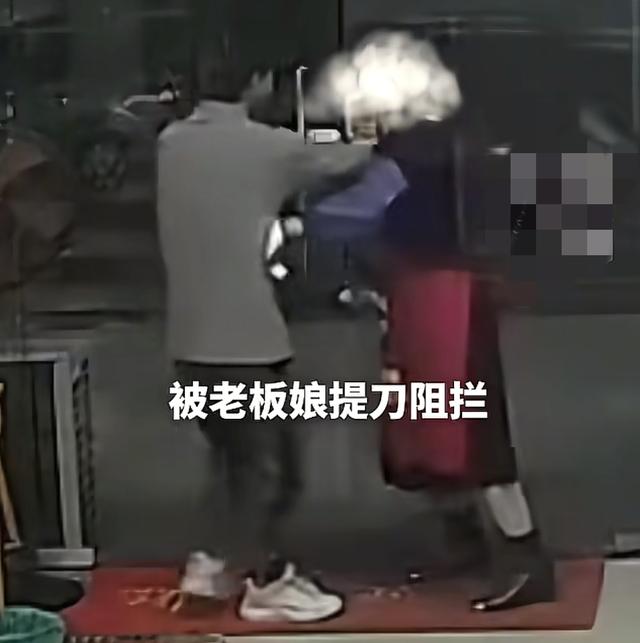 提刀拦门！知道原因的网友:“老板娘做的太对了	，早就该这样！	”