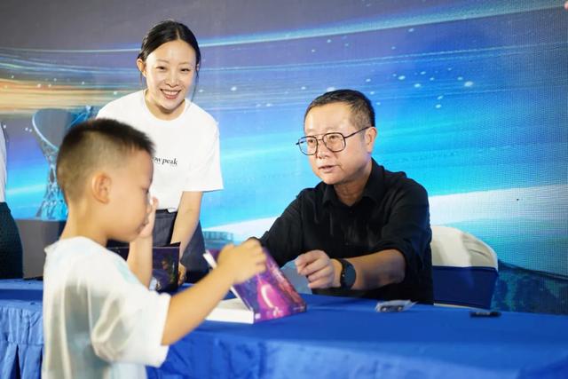 刘慈欣人民日报撰文，科幻文学的未来与《三体》的全球影响力