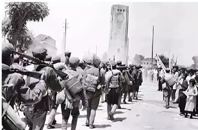1950年，5000土匪包围解放军，匪首听错哨兵一个字，我军化险为夷