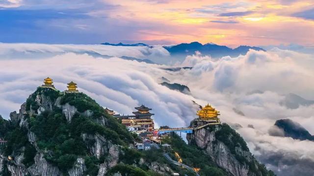 老君山云海霞光里的秋日寄语
